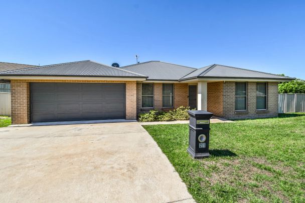 21 Robinson Court, Orange. - Photo 1