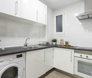 Bright and cozy room in calle del Ferrocarril - Photo 1