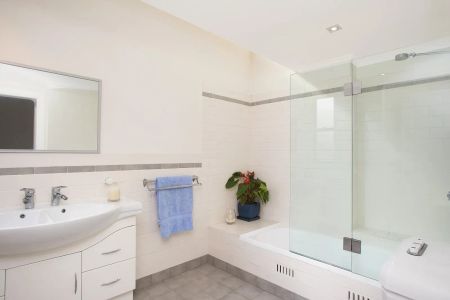 Large and Light Filled Apartment - Photo 4