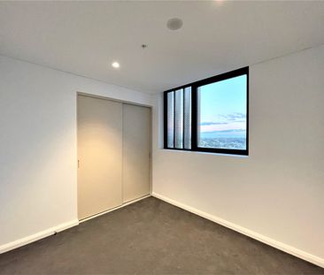 Light Filled Apartment with City Views - Photo 4