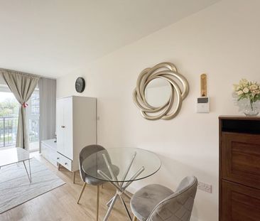 Studio Flat, Beaufort Square, NW9 - Photo 3