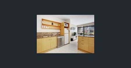 Stylish & Fully Furnished St Kilda Apartment – Just Move In! - Photo 4