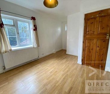 The Parade, Epsom, KT18 - Photo 4