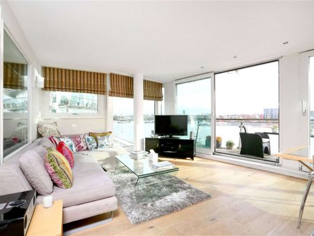 A bright 2 bedroom apartment situated on the third floor of this desirable river fronted development, located on the High Street in West Wapping. - Photo 2