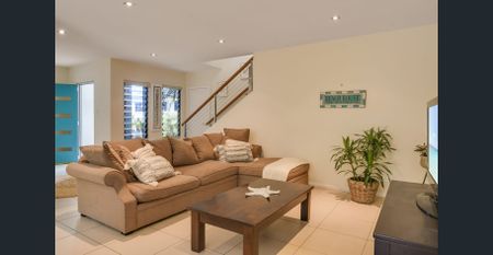 400m walk to beach - call this coastal haven home! - Photo 2