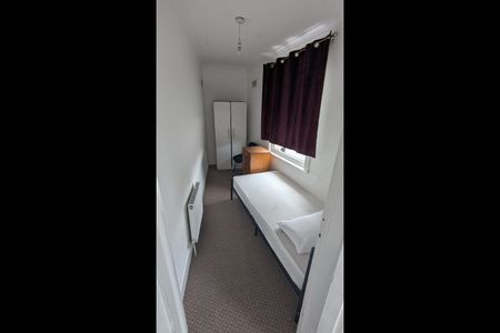 3 Bed Flat, Church Road, E12 - Photo 4