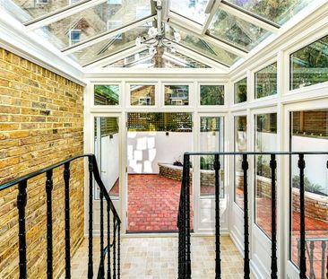 This is a beautifully presented 5 bedroom house in a prime Chelsea location. The property has a west facing garden and is ideally located moments from the Kings Road. - Photo 1