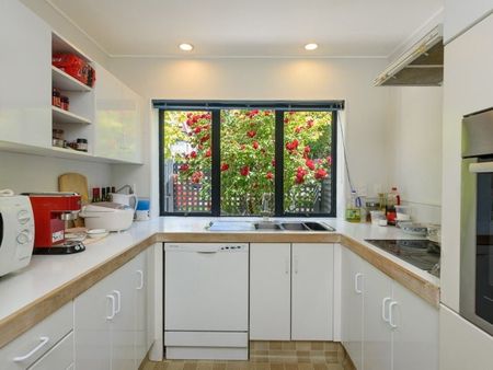 Thorndon townhouse with spacious garage! - Photo 5