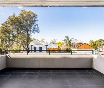 Two level apartment steps to Darling Street - Photo 6