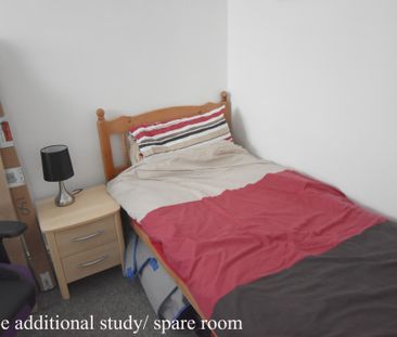 3 Bedroom Semi-Detached House - Photo 4