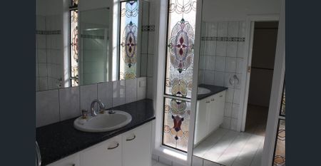 Large Family Home! - Photo 4