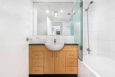 Top Level Contemporary Apartment - Photo 2