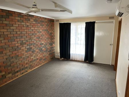 TWO BEDROOM UNIT IN WELL MAINTAINED COMPLEX - Photo 2