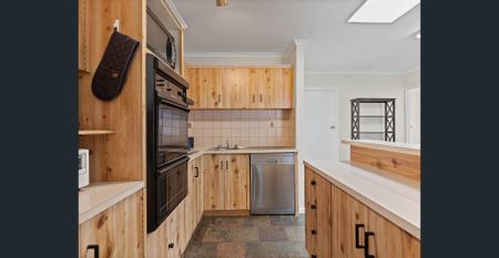 Family home offering comfort and convenience - Photo 2