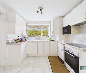 4 bedroom end of terrace house to rent - Photo 6