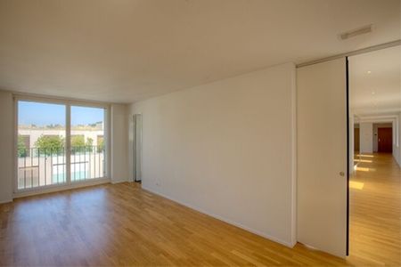 Living modern in an urban neighborhood with a large terrace and a view - Photo 2