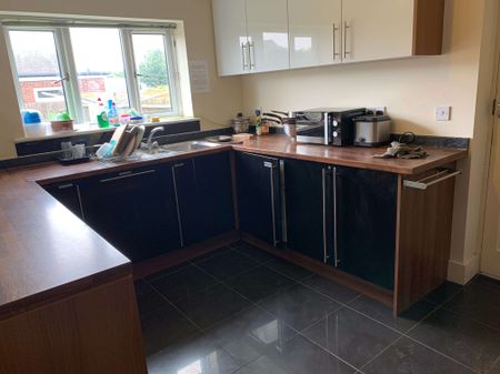 Hitchin Road Room 5 - Photo 3
