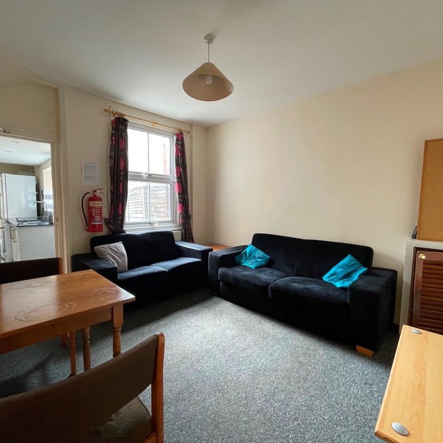 5 Bed Semi-Detached House, Blenheim Road, RG1 - Photo 1