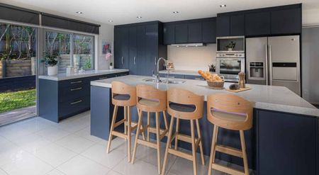 Elegant 4-Bedroom Family Home with Study for Lease in Browns Bay, Auckland - Photo 5