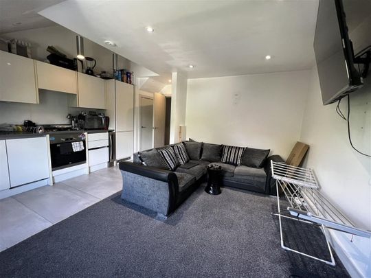 2 Bed Flat, Croham Road, CR2 - Photo 1