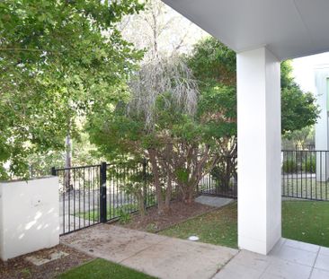 STYLISH TWO-BEDROOM RESIDENCE IN POPULAR ESTATE! - Photo 6