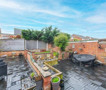 3 bed House - Detached To Let - Photo 1