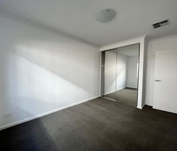 Modern 4 Bedroom House for Rent - Photo 3