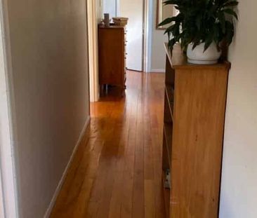 Perfect for families or professionals seeking a comfortable and sty... - Photo 5