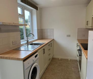 3 bedroom end of terrace house to rent - Photo 2