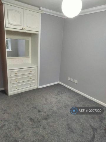 3 bedroom flat to rent - Photo 5