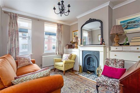 An immaculately presented semi detached home in the heart of Guildford town centre. - Photo 5