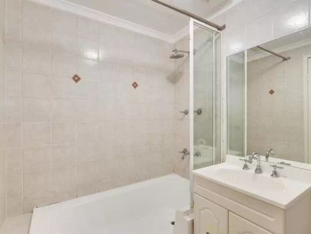 Apartment with 1 bedroom, 1 bathroom & parking for 1 car - Photo 4