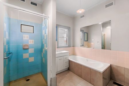 4 Bed, 1 Bath - Photo 5