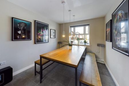 4 bedroom semi-detached house to rent - Photo 4