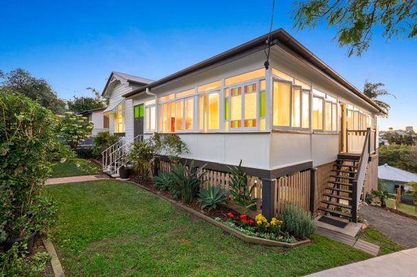 Sky-high position with lifelong, grandstand city views – 3.3km to CBD - Photo 1