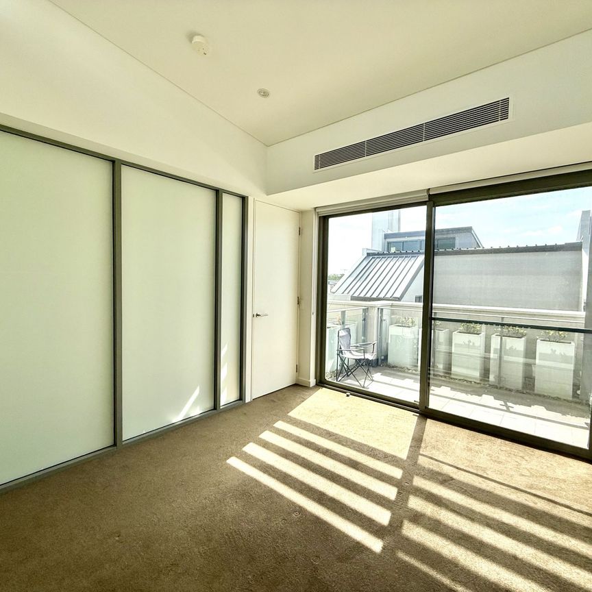 Spacious Three-Story Town house in Green Square For Rent - Photo 1