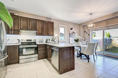 For Lease - 38 Orville Hand Court, Bradford West Gwillimbury, Ontario - Photo 5