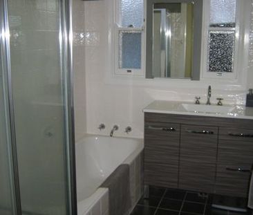 Charming 3 bedroom cottage with a fresh coat of paint - Photo 3