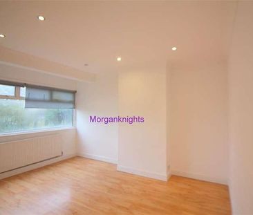 Deynecourt Gardens, Wanstead, E11 - Photo 3