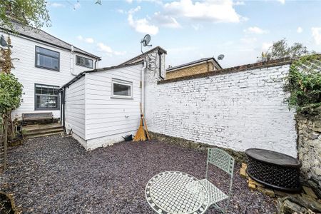 2 bedroom end of terrace house to rent - Photo 2