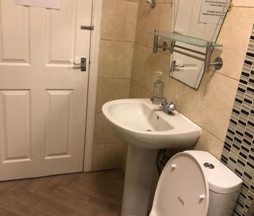 1 bedroom in a house share to rent - Photo 2