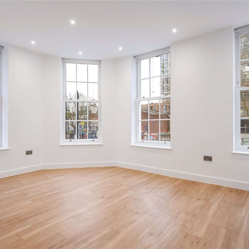 A newly refurbished first floor two bedroom flat with a separate study. - Photo 1