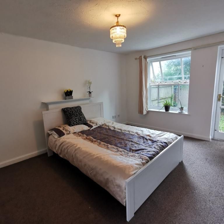 1 bedroom in a house share to rent - Photo 1