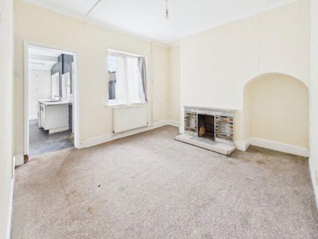 4 bedroom semi-detached house to rent - Photo 2