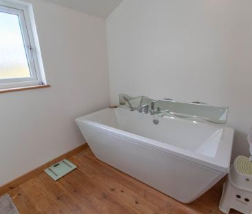 4 bedroom semi-detached house to rent - Photo 6