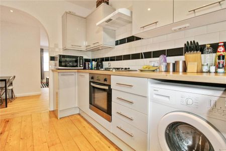2 bedroom flat to rent - Photo 5