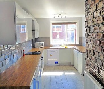 6 Bed - 59 Manor Drive, Hyde Park, Leeds - LS6 1DD - Student - Photo 3