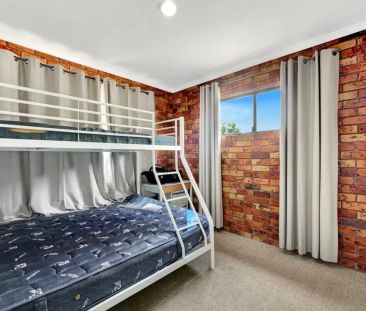 Charming 2 Bedroom, 1 Bathroom Unit in Prime Location - Photo 1