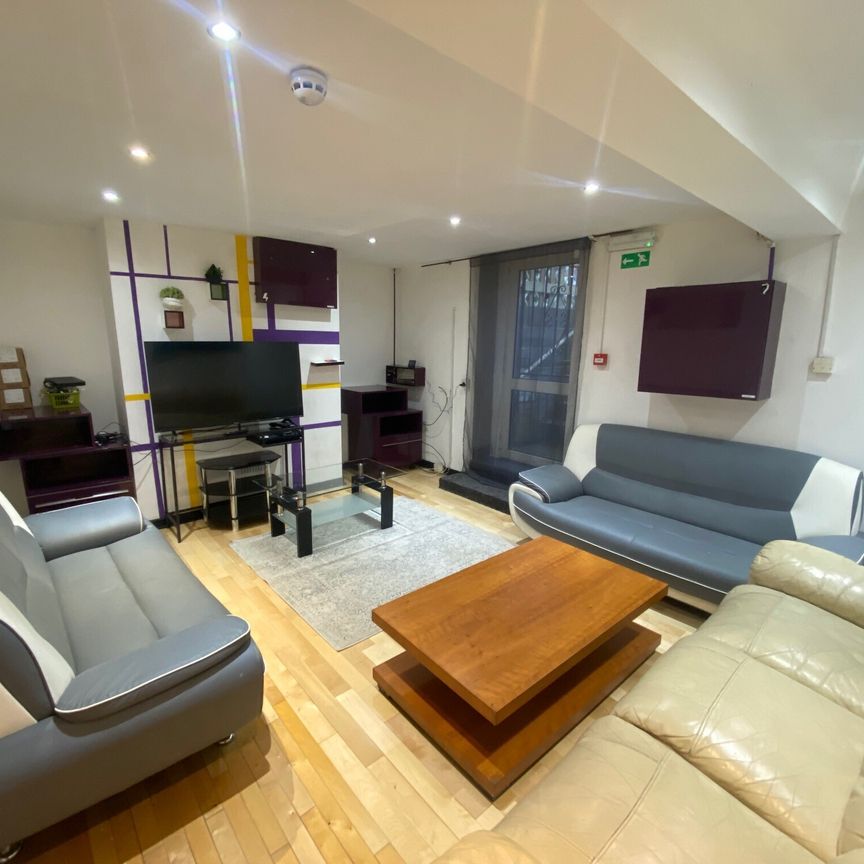 Delph Mount, Leeds - Photo 1