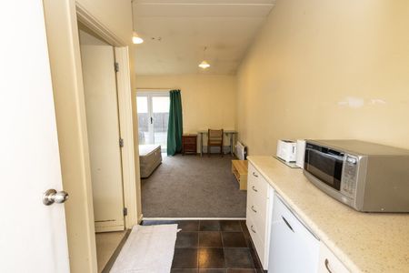 Boarding house rooms available now! - Photo 5